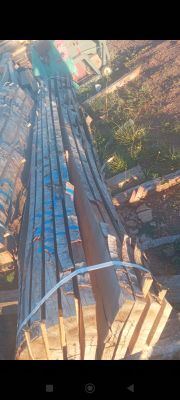 un train qui avance sur les rails dans la forêt