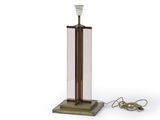 l'image d'une lampe posée sur une table