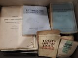plusieurs livres sont empilés les uns sur les autres dans une boîte