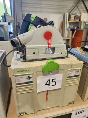 une machine maculée de sang dans un magasin