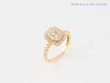 une bague en or jaune ornée d'un diamant en forme de poire en son centre