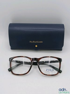 une paire de lunettes posée sur un étui bleu