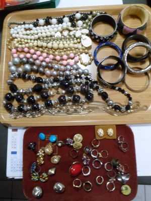 un plateau sur lequel sont posés différents types de bijoux