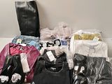 un tas de vêtements et de chaussures posés sur une table