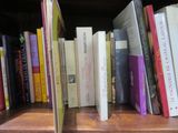 plusieurs livres qui se trouvent ensemble sur une étagère