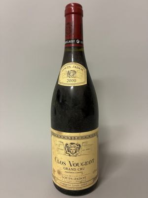 une bouteille de vin posée sur une table à côté d'une bouteille de vin