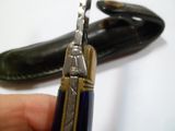 une personne tenant un stylo et une paire de chaussures