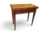 une table en bois sur laquelle est posé un échiquier