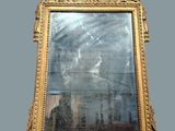 un miroir accroché au mur