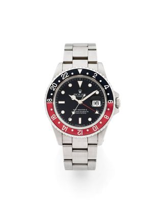 une montre-bracelet en acier inoxydable avec un cadran noir et une lunette rouge