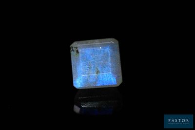 un gros plan sur une lumière bleue dans une pierre carrée