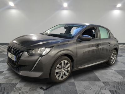 la voiture grise est garée sur un carrelage à carreaux