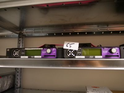 de nombreuses radios sur une étagère dans un magasin