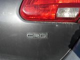 un gros plan sur l'emblème d'une voiture, à l'arrière de celle-ci