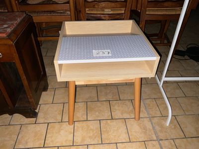 une petite table sur laquelle se trouve une horloge, dans une cuisine