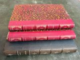 trois livres sont empilés sur une table