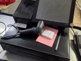 une photo d'une caisse enregistreuse posée sur une table dans un magasin