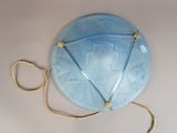 un objet en verre bleu auquel est attachée une corde