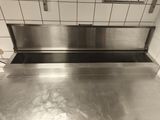 un comptoir en acier inoxydable dans une cuisine commerciale