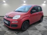 la petite voiture rouge est garée sur un carrelage à carreaux