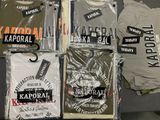 de nombreux t-shirts posés ensemble sur la table