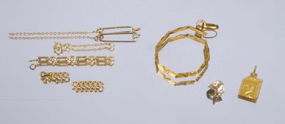 beaucoup de bijoux en or sur une surface blanche