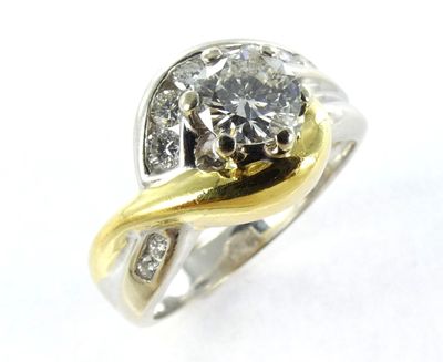 gros plan d'une bague en diamant sur une surface blanche