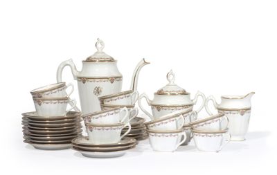 un service à thé blanc et or avec tasses et soucoupes
