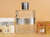 un flacon de parfum et une boîte de savons posés sur une table