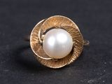 bague en or avec une perle au centre