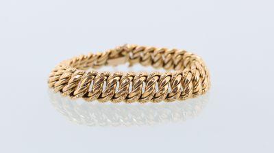 une bague en or jaune 18 carats avec un motif de corde torsadée