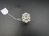 une vieille bague sertie d'un diamant taillé, posée sur une surface noire