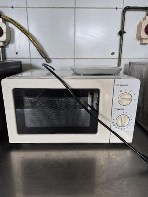 un four à micro-ondes blanc posé sur un plan de travail de cuisine