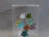 un vase en verre contenant un bouquet de papillons