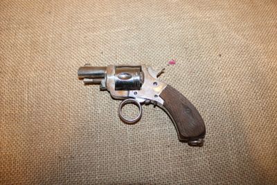 un pistolet posé par terre