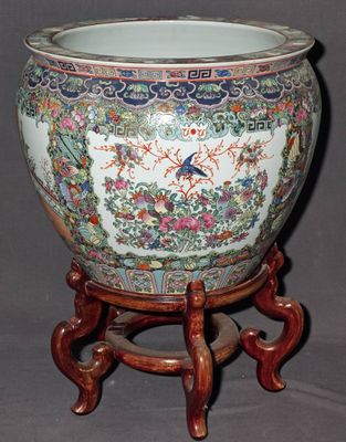 un vase posé sur un socle, sur un fond gris