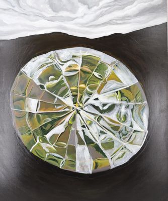 une peinture représentant un bol en verre cassé posé sur une table