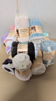 plusieurs pelotes de laine posées sur une boîte en carton