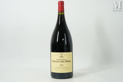 une bouteille de vin posée sur une table