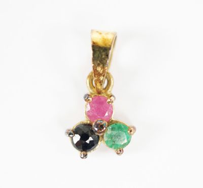 un gros plan sur un pendentif plaqué or orné de pierres multicolores