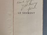 un livre ouvert avec une écriture dessus, posé sur une table