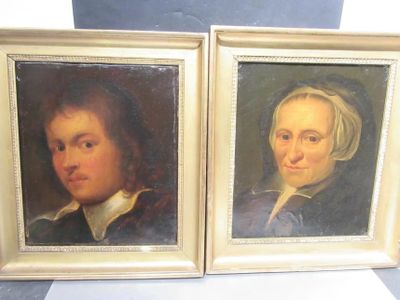deux portraits encadrés représentant un homme et une femme, dont l'une porte un manteau noir