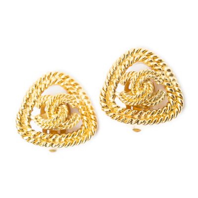 une paire de boucles d'oreilles dorées au motif torsadé