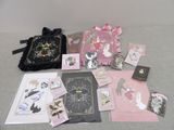 beaucoup de cartes et d'autres objets sur la table