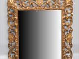 une image représentant un miroir avec un cadre doré accroché au mur