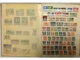 la photo d'un livre portant de nombreux timbres
