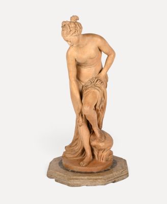 une image représentant une statue d'un homme tenant la main d'une femme