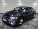 La Volkswagen Passat est garée dans une grande pièce au sol carrelé.