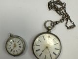 deux montres de poche posées l'une à côté de l'autre sur une table