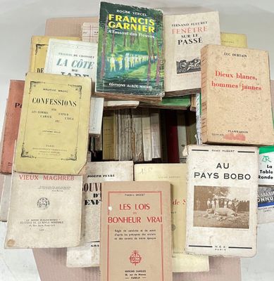 plusieurs livres sont empilés sur une table